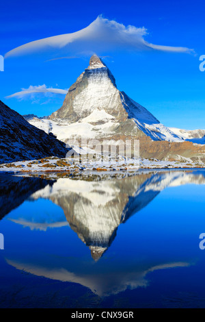 Matterhorn refelcting nel lago Riffel, Riffelsee, Svizzera Vallese Foto Stock