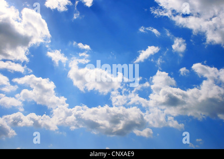 Il bianco e il grigio nuvole nel cielo blu. Foto Stock