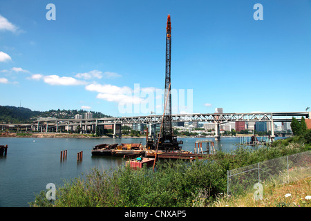 Sito di lavoro su un fiume, Portland Oregon. Foto Stock