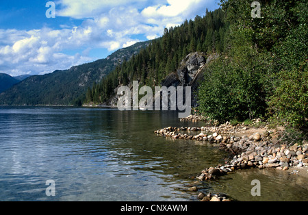 Piccole piscine di roccia mantenere la fresca aria di montagna lago di acqua limitato consentendo il sole estivo per riscaldare queste piccole piscine poco profonda Foto Stock