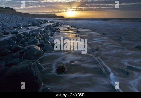 Tramonto in inverno al di sopra della Jurassic Coast di Somerset a Kilve in West Somerset Foto Stock