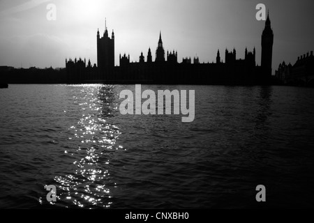 Guardando attraverso il Fiume Tamigi per le Case del Parlamento stagliano contro il sole del pomeriggio, London, Regno Unito Foto Stock