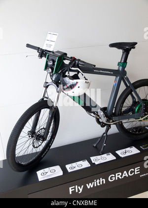 Bicicletta elettrica o la luce motociclo sul display ad Anversa, in Belgio. Foto Stock