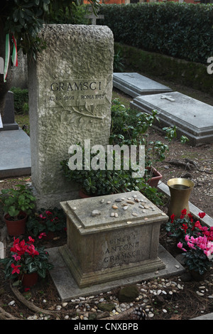 Pietra tombale del politico italiano Antonio Gramsci presso il cimitero protestante nel quartiere Testaccio a Roma, Italia. Foto Stock