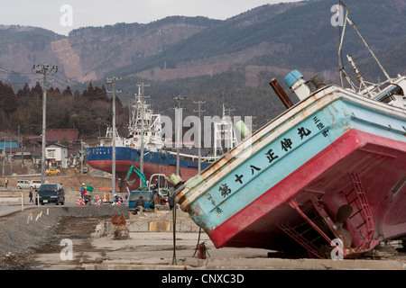 Una barca da pesca stabilisce in Kesennuma City, 100s di metri dalla riva, lavato nel mio il marzo2011 tsunami, in Tokhoku, Giappone Foto Stock