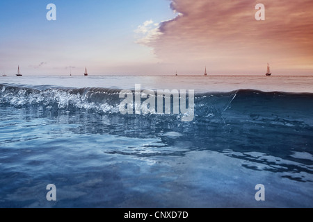 Distante barche a vela sul Mar Baltico, Germania Foto Stock