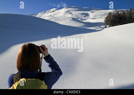 Tourist prende le foto di paesaggio innevato Foto Stock