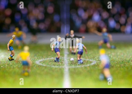 Calcietto player figurine presso il kick-off di una partita di calcio Foto Stock