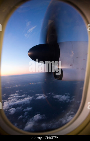 Lo spostamento aereo elica visibile attraverso la finestra di aeroplano Foto Stock