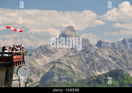 I turisti alla stazione di montagna di Nebelhornbahn a Nebelhorn 2224 m, Hochvogel 2592 m in background, in Germania, in Baviera, Allgaeu Alpi Foto Stock