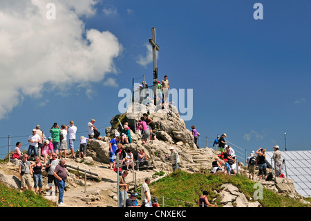 I turisti in occasione del vertice di Nebelhorn, 2224 m, in Germania, in Baviera, Allgaeu, Allgaeu Alpi Foto Stock