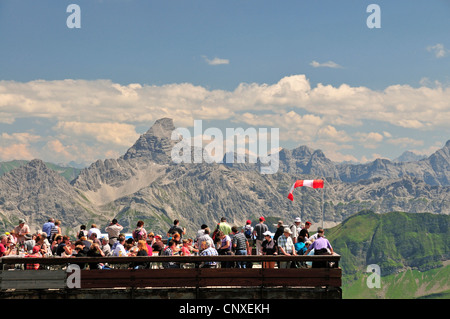 I turisti alla stazione di montagna di Nebelhornbahn a Nebelhorn 2224 m, Hochvogel 2592 m in background, in Germania, in Baviera, Allgaeu, Allgaeu Alpi Foto Stock