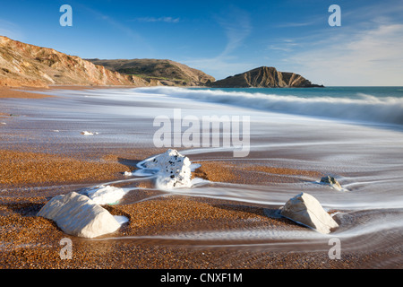 Onde lavare Pulire la bellissima spiaggia di Worbarrow Bay su Jurassic Coast, Dorset, Inghilterra. Inverno (febbraio) 2011. Foto Stock