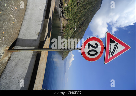 Cartello stradale rendendo consapevoli del pericolo di cadere, Italia, Liparic Islands, Tyrrhenisches Meer Foto Stock