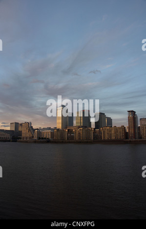 Canary Wharf visto attraverso il fiume Tamigi Foto Stock