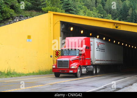 La neve mette in British Columbia sulla Trans Canada highway Foto Stock