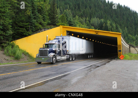 La neve mette in British Columbia sulla Trans Canada highway Foto Stock