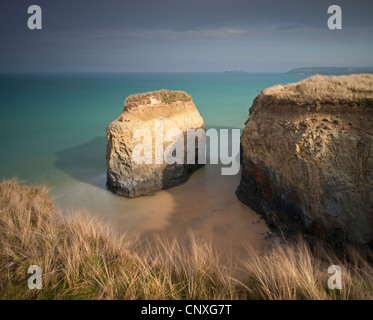 Stack di roccia sulla spiaggia sabbiosa a Gwithian Towans, Cornwall, Inghilterra. Molla (Marzo) 2011. Foto Stock