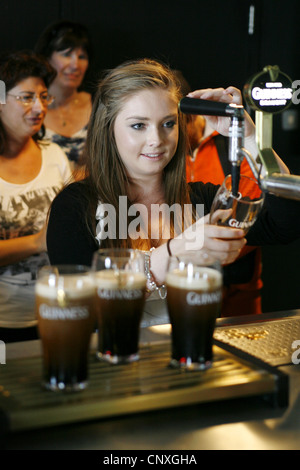 Visitatore imparare a versare il 'perfetta pinta di Guinness Storehouse, Dublino, Irlanda Foto Stock