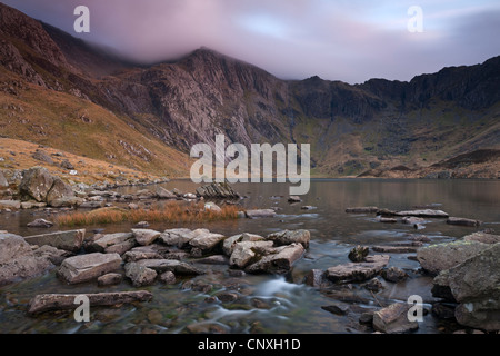 Twilight a Llyn Idwal guardando al diavolo la cucina, Snowdonia, Wales, Regno Unito. Molla (aprile 2011). Foto Stock