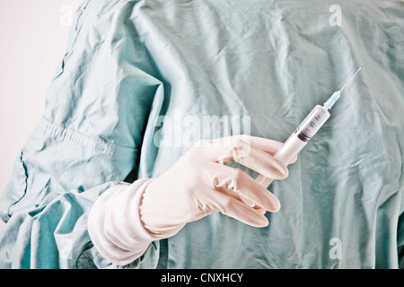 Medico con una siringa Foto Stock