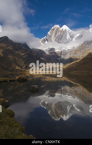 Laguna Mitucocha nella parte anteriore del Nevado Jirishanca (6094 m), Perù, Ande Cordillera Huayhuash Foto Stock