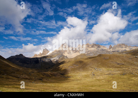 Pianura elevata nella parte anteriore della gamma della montagna del Nevados Puscanturpa, Perù, Ande Cordillera Huayhuash Foto Stock