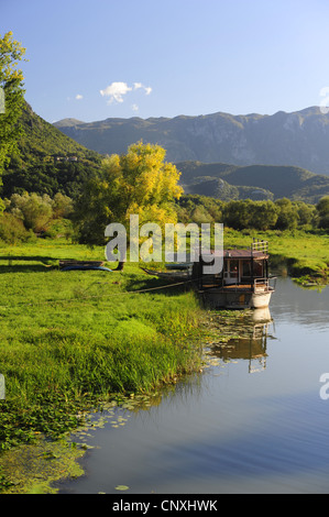 Houseboat sulla riva del Lago di Scutari, Montenegro, il Lago di Scutari Foto Stock