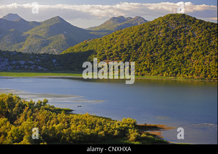 Vista panoramica sul Lago di Scutari in un paesaggio di montagna in autunno colori, Montenegro, il Lago di Scutari Foto Stock
