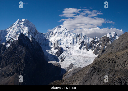 La gamma della montagna con il Sarapo (6127 m) nella parte anteriore della Siula Grande (6344 m), il Nevado Carnicero (5960 m) e il Nevados Jurau (5674 m), Perù, Ande Cordillera Huayhuash Foto Stock