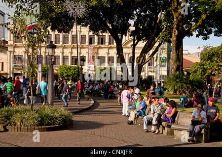 La gente del luogo al parco centrale Parque Central nella capitale San Jose, Costa Rica, America Centrale Foto Stock