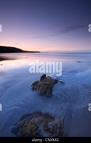 Alba sopra la spiaggia di Kennack Sands sulla penisola di Lizard, Cornwall, Inghilterra. Molla (maggio) 2011. Foto Stock