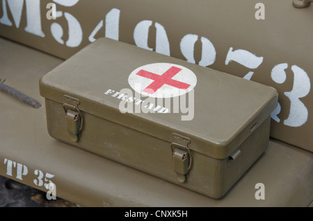 Kit di pronto soccorso militare. Medic del soldato camuffato. Cartello di pronto  soccorso bianco e rosso Foto stock - Alamy