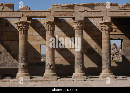 Colonnato occidentale del Tempio di Iside a Philae isola nei pressi di Aswan, Egitto. Foto Stock