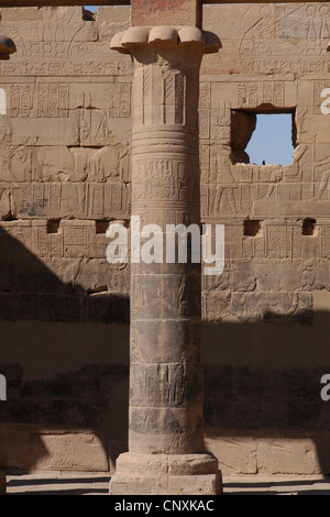 Colonnato occidentale del Tempio di Iside a Philae isola nei pressi di Aswan, Egitto. Foto Stock