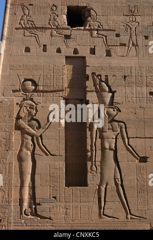 Dio Horus e la dea Iside. Di rilievo sul colonnato occidentale del Tempio di Iside a Philae isola nei pressi di Aswan, Egitto. Foto Stock