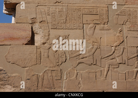 Imperatore romano Nerone come il faraone egiziano. Sollievo dal tempio di Iside a Philae isola nei pressi di Aswan, Egitto. Foto Stock