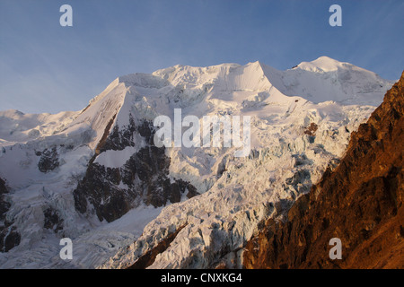Illimani nella luce della sera, Bolivia, Ande Cordillera Real Foto Stock