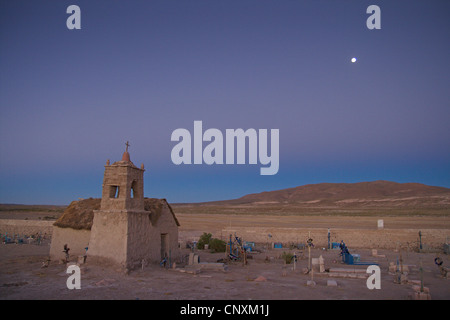 Cappella del cimitero e al sorgere della luna, Bolivia, Ande, San Juan Foto Stock