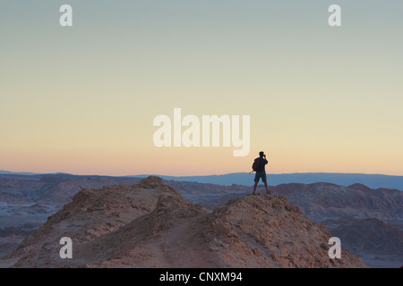 Turista nella Valle de la Luna, Cile, Ande, il Deserto di Atacama, San Pedro Foto Stock