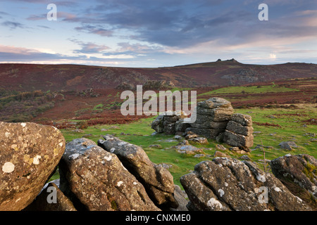 Visualizzazioni per Haytor dal hound Tor, Dartmoor Devon, Inghilterra. In autunno (ottobre 2011). Foto Stock