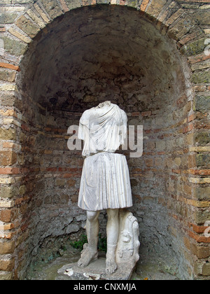 Headless statua romana a Ostia Antica Roma Foto Stock