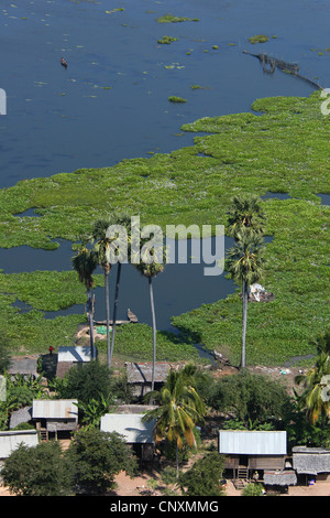 Stilt case nel villaggio di pescatori al lago Tonle Sap vicino a Siam Reap, Cambogia. Foto Stock