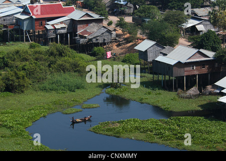 Stilt case nel villaggio di pescatori di Sap Tople lago vicino a Siem Reap, Cambogia. Foto Stock