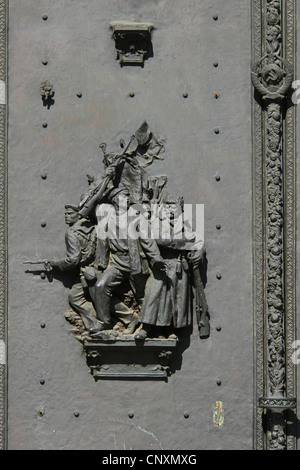 Rivoluzione russa. Portone di Bronzo di Red Army Hall nel monumento nazionale in Vitkov a Praga, Repubblica Ceca. Foto Stock