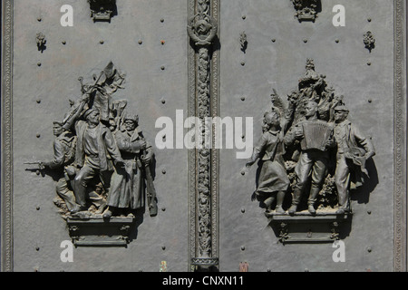 Dettaglio del portone di bronzo di Red Army Hall nel monumento nazionale in Vitkov a Praga, Repubblica Ceca. Foto Stock