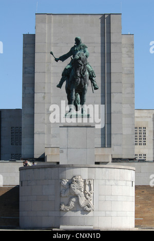 Statua equestre di Jan Zizka da Bohumil Kafka davanti al monumento nazionale di Vitkov a Praga, Repubblica Ceca. Foto Stock