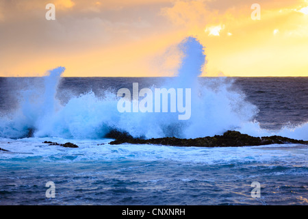 La rottura delle onde a nord della costa della Scottland al tramonto, Regno Unito, Scozia, Sutherland Foto Stock