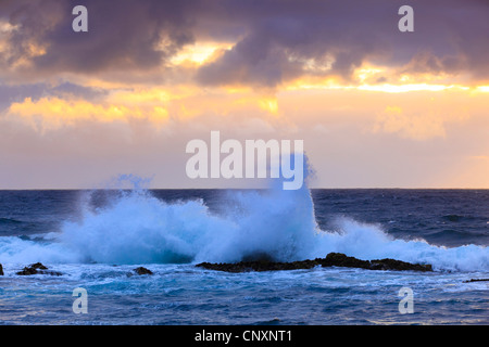 La rottura delle onde a nord della costa della Scottland al tramonto, Regno Unito, Scozia, Sutherland Foto Stock