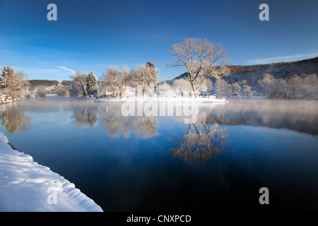 Fiume Ruhr in Bommern con la piccola isola in inverno, memorial Bergerdenkmal in background, in Germania, in Renania settentrionale-Vestfalia, la zona della Ruhr, Witten Foto Stock